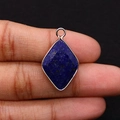Rhombus-Anhänger aus Lapislazuli-Naturstein mit roségoldener Fassung und Schliff - 15x25mm 3g/Stück / Lapislazuli