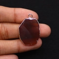 Dettaglio del ciondolo in agata rossa irregolare con bordi dorati e texture naturale - 20x29mm 4g/pz / Agata Rossa