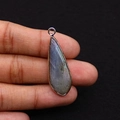 Pendentif en labradorite naturelle en forme de goutte avec bord doré et tons gris-bleu - 12x36mm / Labradorite