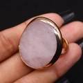 Dettaglio macro di un anello in cristallo rosa naturale con fascia regolabile placcata oro - 30x41mm / Cristallo di rocca