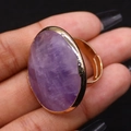 Dettaglio macro dell'anello con cristallo viola naturale e fascia in ottone dorato - 30x41mm / Ametista