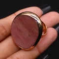Dettaglio macro della lunetta dorata e della pietra di cristallo naturale rosa sull'anello - 30x41mm / Rodocrosite