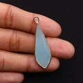 Pendentif opale en forme de goutte d'eau avec placage en or rose tenu par les doigts - 12x36mm / Aigue-marine