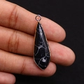 Pendentif goutte en pierre noire avec bordure métallique et texture marbre pour bijoux - 12x36mm / Howlite à Lignes Noires