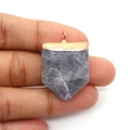 Pendentif épée en jaspe gris naturel avec une calotte en métal doré élégant - Forme d'Épée (Modèle: 20x30mm) / Labradorite