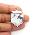 Pendentif en turquoise blanche en forme de bouclier avec bordure dorée en main - Forme d'Épée (Modèle: 20x30mm) / Howlite