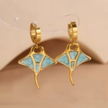 Détail macro de boucles d'oreilles raie manta avec texture marbrée bleue et dorure - Forme de Poisson-Chauve-Souris / Bleu