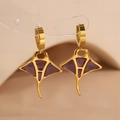 Vue détaillée de boucles d'oreilles raie manta dorées avec émail rouge vin sur support - Forme de Poisson-Chauve-Souris / Rouge