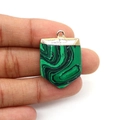 Pendentif bouclier en malachite avec attache dorée et motifs naturels vert foncé - Forme d'Épée (Modèle: 20x30mm) / Malachite