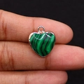 Pendentif en malachite en forme de cœur avec d'élégants bords en métal doré - Malachite