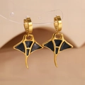 Vue macro de boucles d'oreilles raie manta dorées avec émail noir et anneaux huggie - Forme de Poisson-Chauve-Souris / Noir