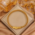 Bracelet chaîne en acier inoxydable doré présenté sur une boîte à bijoux élégante - Bracelet Chaîne de Quille Or