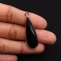 Pendentif goutte avec pierre naturelle noire facettée et bordure en métal cuivré - 12x36mm / Agate noire
