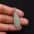 Pendentif goutte en pierre naturelle vert clair avec cadre doré à l'or rose - 12x36mm / Jade de Xinschan