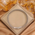 Dettaglio della catena a maglie in acciaio lucido con chiusura a molla tonda su scatola - Trama a Chiglia Intrecciata / Bracciale Argento Catena a Chiglia