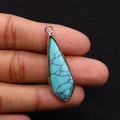 Pendentif goutte d'eau en turquoise bleue avec texture noire et bordure en métal doré - 12x36mm / Turquoise Bleue