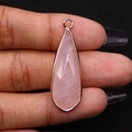 Wassertropfen-Anhänger aus rosa Naturstein mit roségoldener Fassung für DIY-Schmuck - Rosenquarz