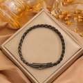 Vue détaillée d'un bracelet en acier inoxydable noir avec fermoir cylindrique sécurisé - Corde Torsadée / Bracelet Noir