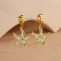 Boucles d'oreilles dorées style français avec pendentif étoile de mer émaillé bleu - Étoile de mer / Bleu
