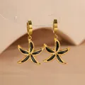 Boucles d'oreilles étoile de mer dorées avec émail noir et bordure perlée - Étoile de mer / Noir