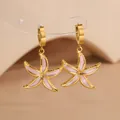 Boucles d'oreilles étoile de mer en acier inoxydable doré avec émail rose élégant. - Étoile de mer / Rose