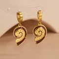 Boucles d'oreilles en acier titane avec pendentifs spirale en émail rouge et doré - Conque / Rouge Foncé