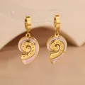 Boucles d'oreilles pendantes spirale émaillée rose avec finition dorée en acier - Conque / Rose