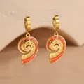Boucles d'oreilles coquillage en titane doré avec émail rouge corail style océan - Conque / Orange