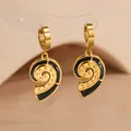 Boucles d'oreilles coquillage dorées avec émail noir et finitions mouchetées rétro - Conque / Noir