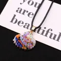 Détail du pendentif en coquillage peint à la main avec des bords plaqués or sur fond noir - Style à Texture Abstraite Violet Bleu Orange (N° 3)
