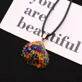 Gros plan d'un pendentif coquillage peint avec bordure dorée sur un cordon noir élégant - Style artistique à éclaboussures d'encre colorées (N° 2)
