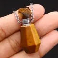 Makroaufnahme von Tigerauge-Stein-Aroma-Anhänger zwischen Fingern mit Metallkette - 25x38mm,18g / Tigerauge