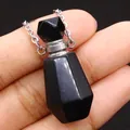 Nahaufnahme eines Parfümflaschen-Anhängers aus schwarzem Naturstein in der Hand gehalten - 25x38mm,18g / Schwarzer Achat