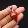 Dettaglio di un ciondolo a forma di boccetta di profumo in diaspro rosso su catena d'argento - 18x36mm,11g / Diaspro Rosso