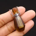 Detail eines achteckigen Naturstein-Parfümflaschen-Anhängers mit silberner Kette - 25x38mm,18g / Rauchquarz