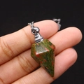 Vista macro della collana con bottiglia di profumo in unakite esagonale per i dettagli - 18x36mm,11g / Unakite