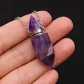 Makroaufnahme eines Parfümflaschen-Anhängers aus Amethyst an einer feinen Kette - 13x41mm,11g / Amethyst