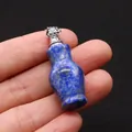 Vue macro du pendentif flacon de parfum en lapis-lazuli avec bouchon en argent et chaîne - Lapis-lazuli