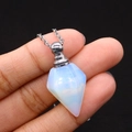Detailansicht eines Parfümflaschen-Anhängers aus Opalit in sechseckiger Kegelform - 18x36mm,11g / Opal