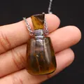 Ätherisches Ölflaschen-Anhänger aus Tigerauge mit Metallkette in der Hand gehalten - 20x38mm / Tigerauge