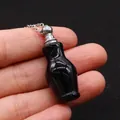 Gros plan du pendentif flacon de parfum en obsidienne noire polie avec chaîne en argent - Agate noire