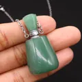 Nahaufnahme der grünen Naturstein-Aromaöl-Flasche Halskette in der Hand - 20x38mm / Grüner Aventurin