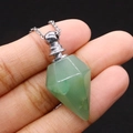 Natürliche grüne Edelstein Halskette in Sechseck-Kegelform als ätherisches Ölfläschchen - 18x36mm,11g / Grüner Aventurin