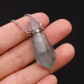 Detailansicht eines hexagonalen Parfümflaschen-Anhängers aus Fluorit zur Größenansicht - 13x41mm,11g / Lila Fluorit