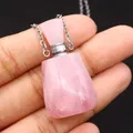 Natürlicher Rosenquarz-Parfümflaschen-Anhänger mit Silberkette auf der Hand - 20x38mm / Rosenquarz