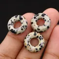 Makroaufnahme von drei natürlichen gepunkteten Steinperlen für DIY-Schmuck und Halsketten - 16mm / Dalmatinerjaspis
