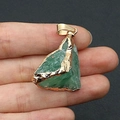 Detail van een onregelmatige groene natuurlijke kristallen hanger met vergulde rand - Groene Aventurijn