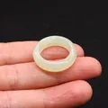 Polierter Natursteinring aus blassgrüner Jade mit glatter Oberfläche und Glanz - 17# / Xinschan Jade