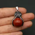 Dettaglio macro del ciondolo a forma di gufo in argento antico con diaspro rosso - Diaspro Rosso