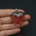 Makroaufnahme vom herzförmigen Natursteinanhänger mit silberner Vintage-Kronenschließe - Wassermelonen Quarz